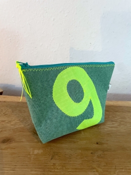 wasserdichtes Airtextäschchen in grün mit einer 9